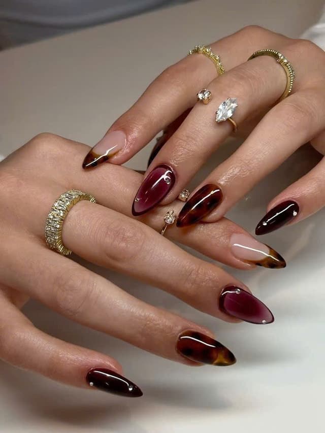 Tortoiseshell nail